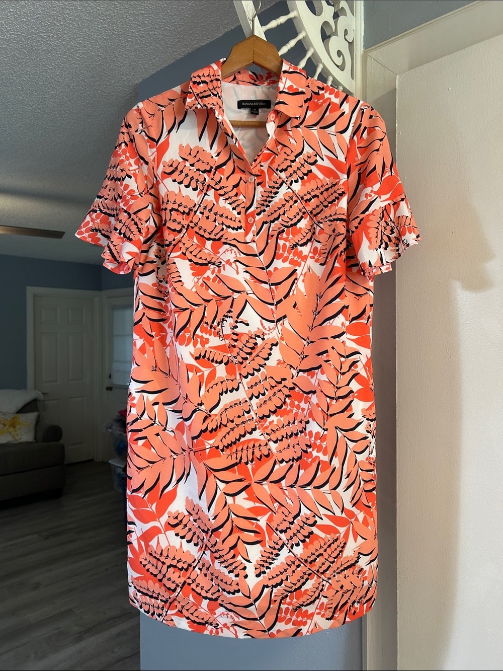 Banana Republic Womenβs Coral Leaf Print Short Flutter Sleeve Shift Dress Size S